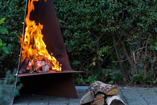 Inspiration til bålsted i haven: Bål-tipi Inspiration til bålsted i haven: Bål-tipi